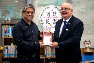 巴拉圭大使贈書