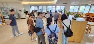 輔大開學典禮公衛系新生家長參訪國璽樓圖書館